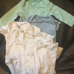 Set of 5 white NBonesies and 0-3 month patterned